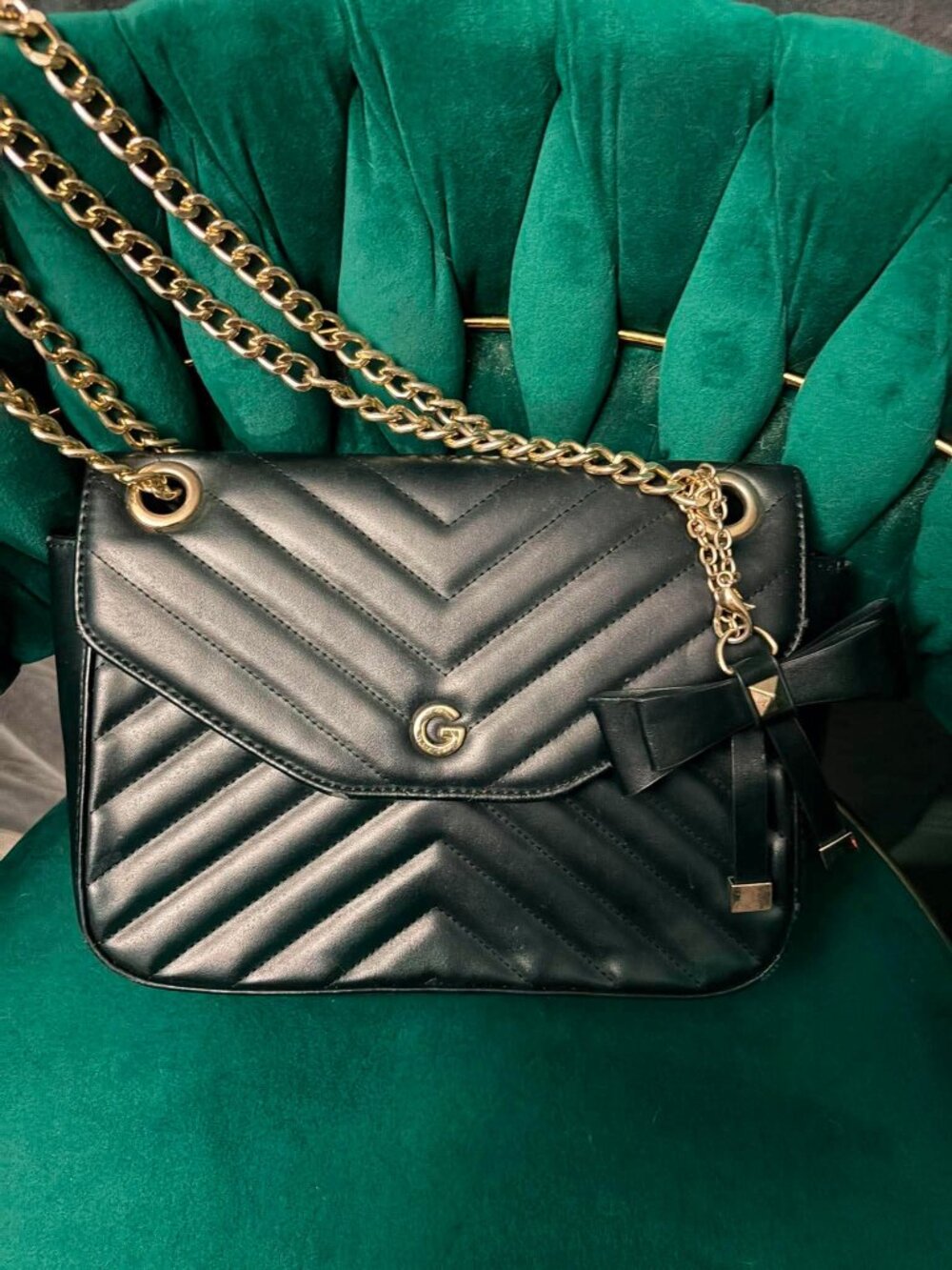 G by GUESS Black Chevron Quilted Crossbody Shoulder Bag Gold Chain Bow Purse